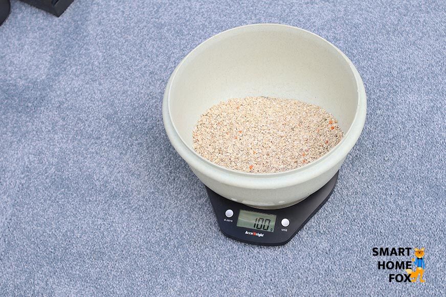 Овсяные хлопья, взвешенные для тестирования на ковре с длинным ворсом.